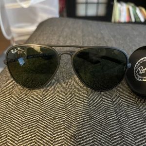 Women's polarized black Ray Ban aviator